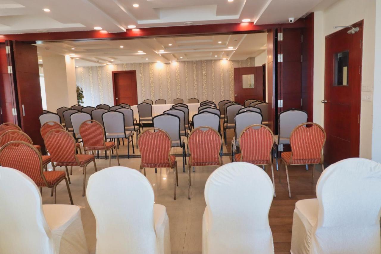 Crestmont Ashapurna Jaipur, Banipark Hotel Екстериор снимка