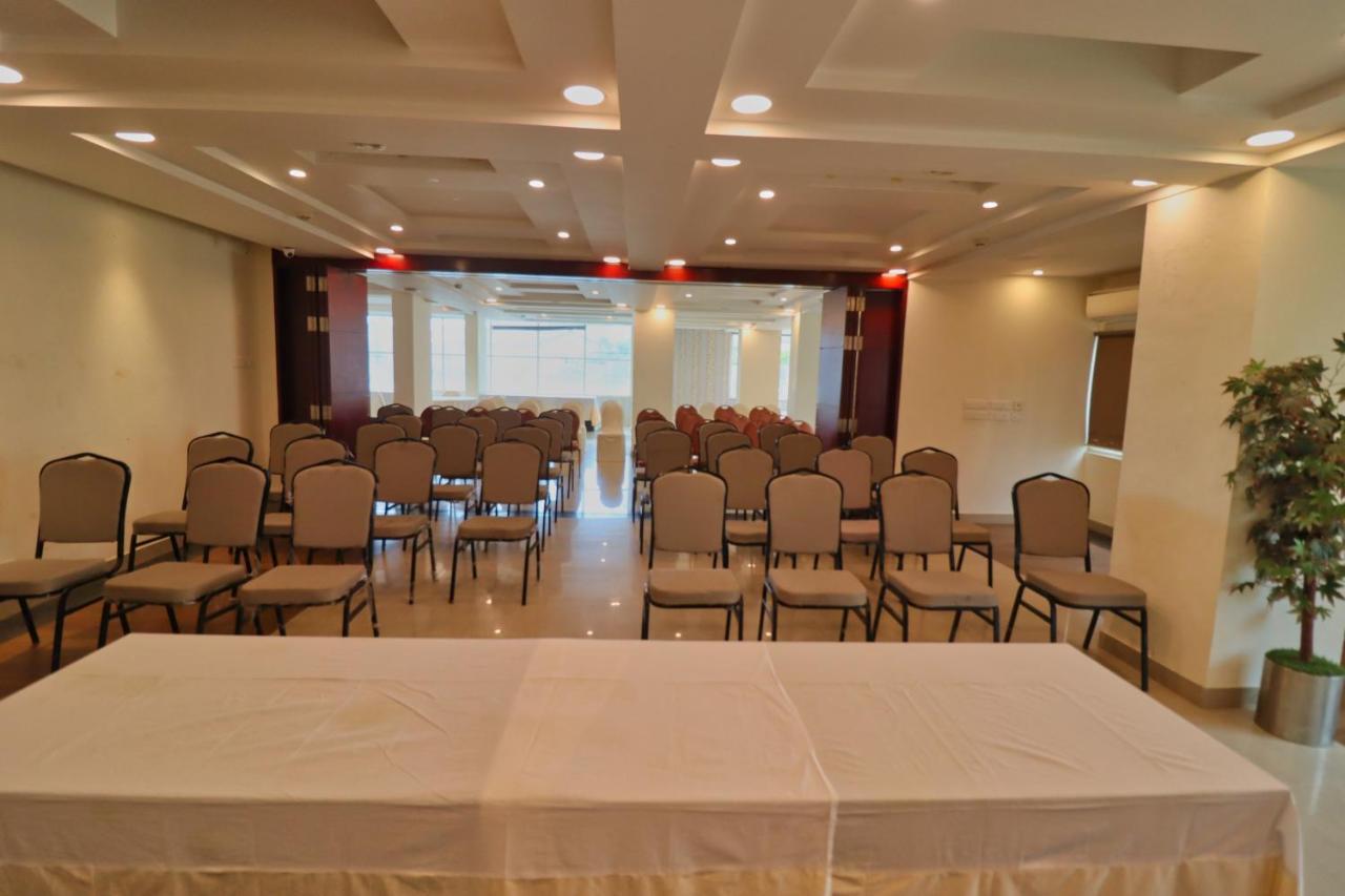 Crestmont Ashapurna Jaipur, Banipark Hotel Екстериор снимка