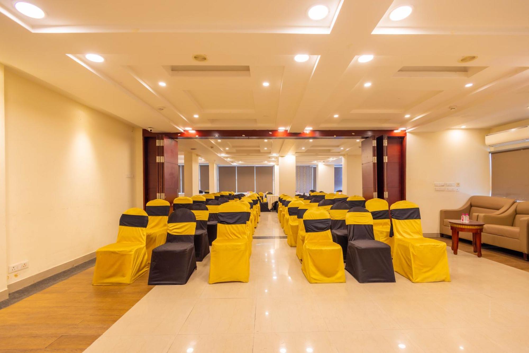 Crestmont Ashapurna Jaipur, Banipark Hotel Екстериор снимка
