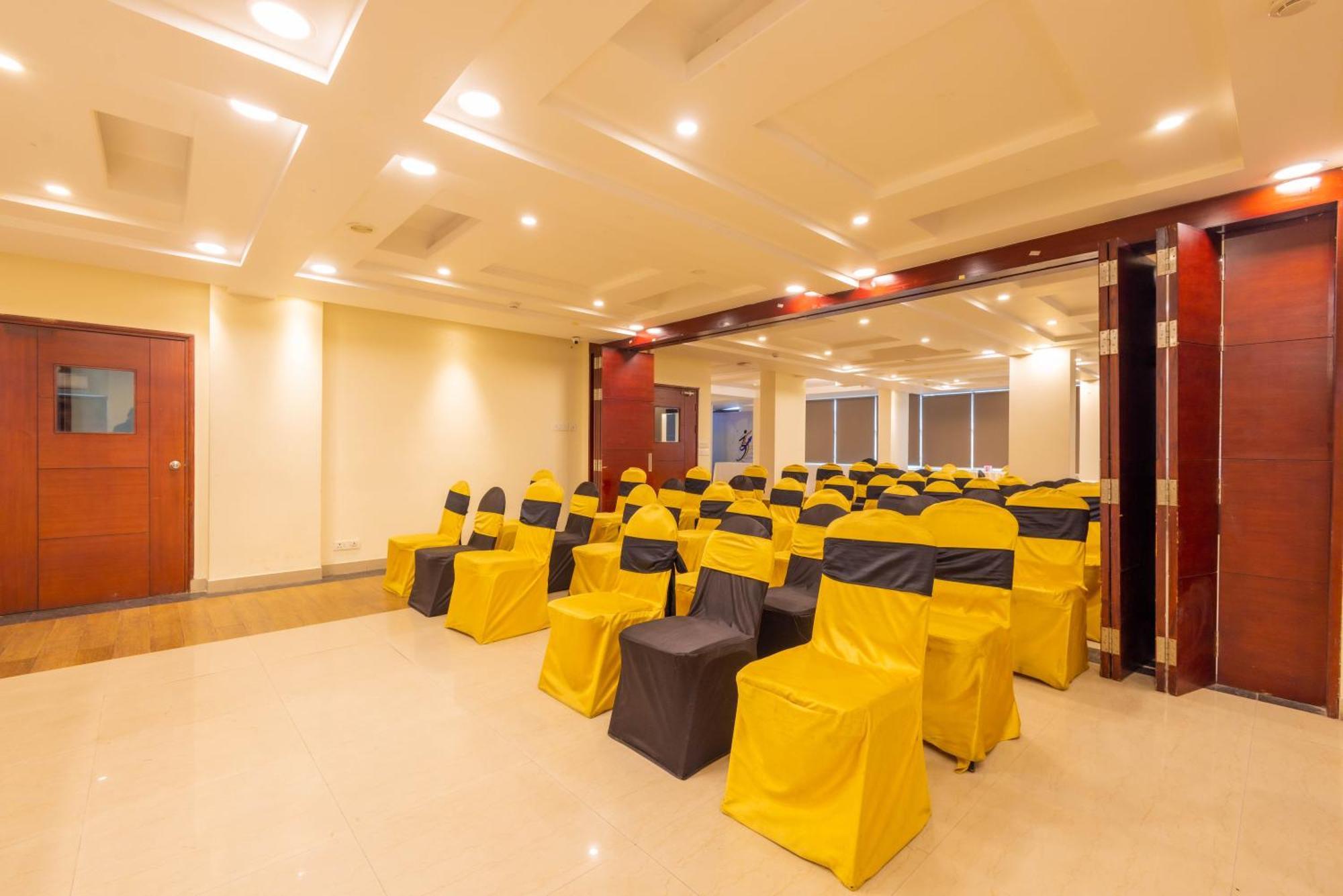 Crestmont Ashapurna Jaipur, Banipark Hotel Екстериор снимка