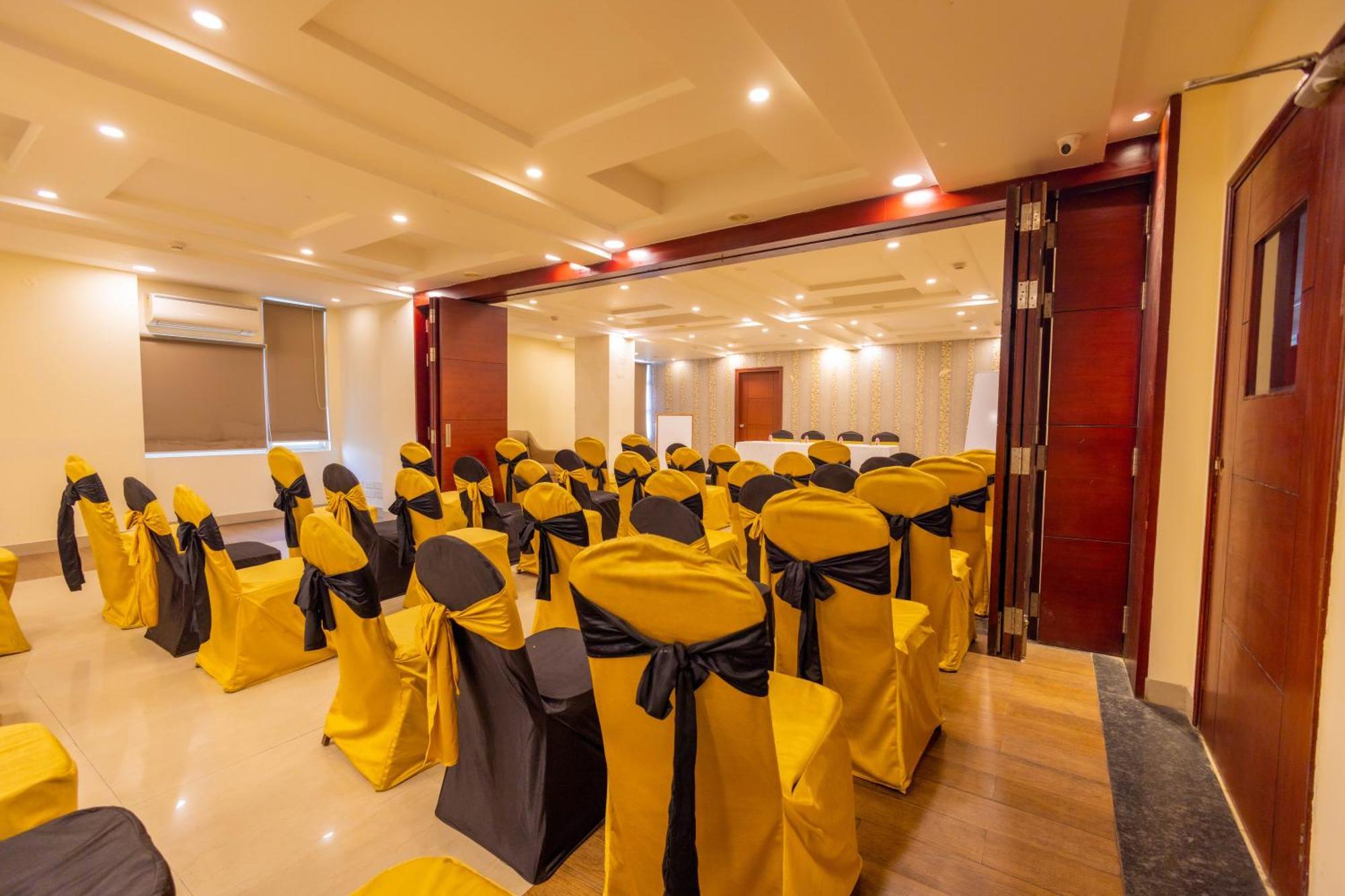 Crestmont Ashapurna Jaipur, Banipark Hotel Екстериор снимка
