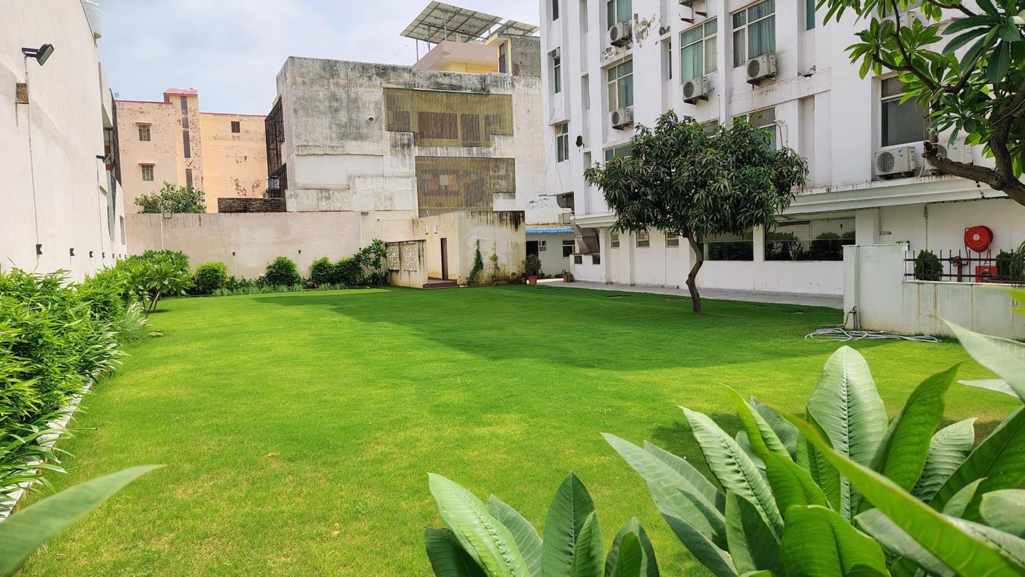 Crestmont Ashapurna Jaipur, Banipark Hotel Екстериор снимка